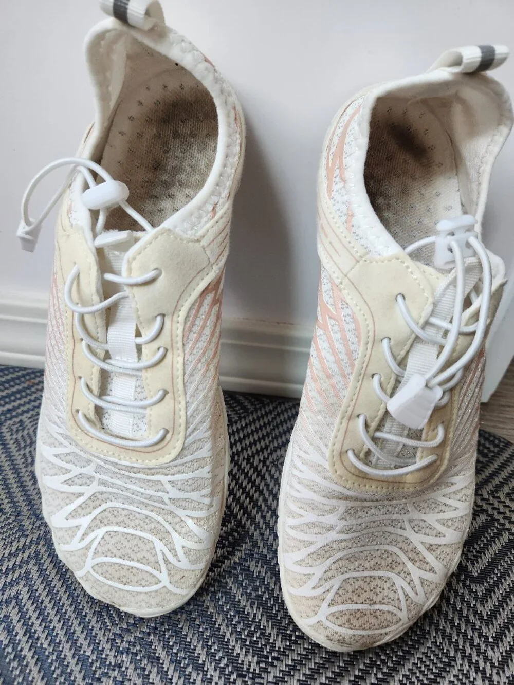 Barefoot style walking shoes